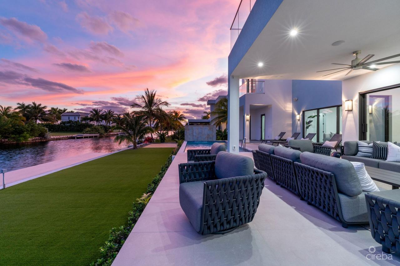 MARQUISE DRIVE LUXURY CANAL FRONT HOME