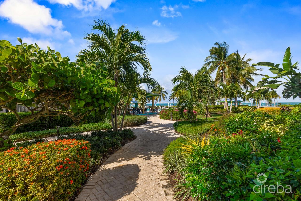 GRAND CAYMANIAN GOLFVIEW